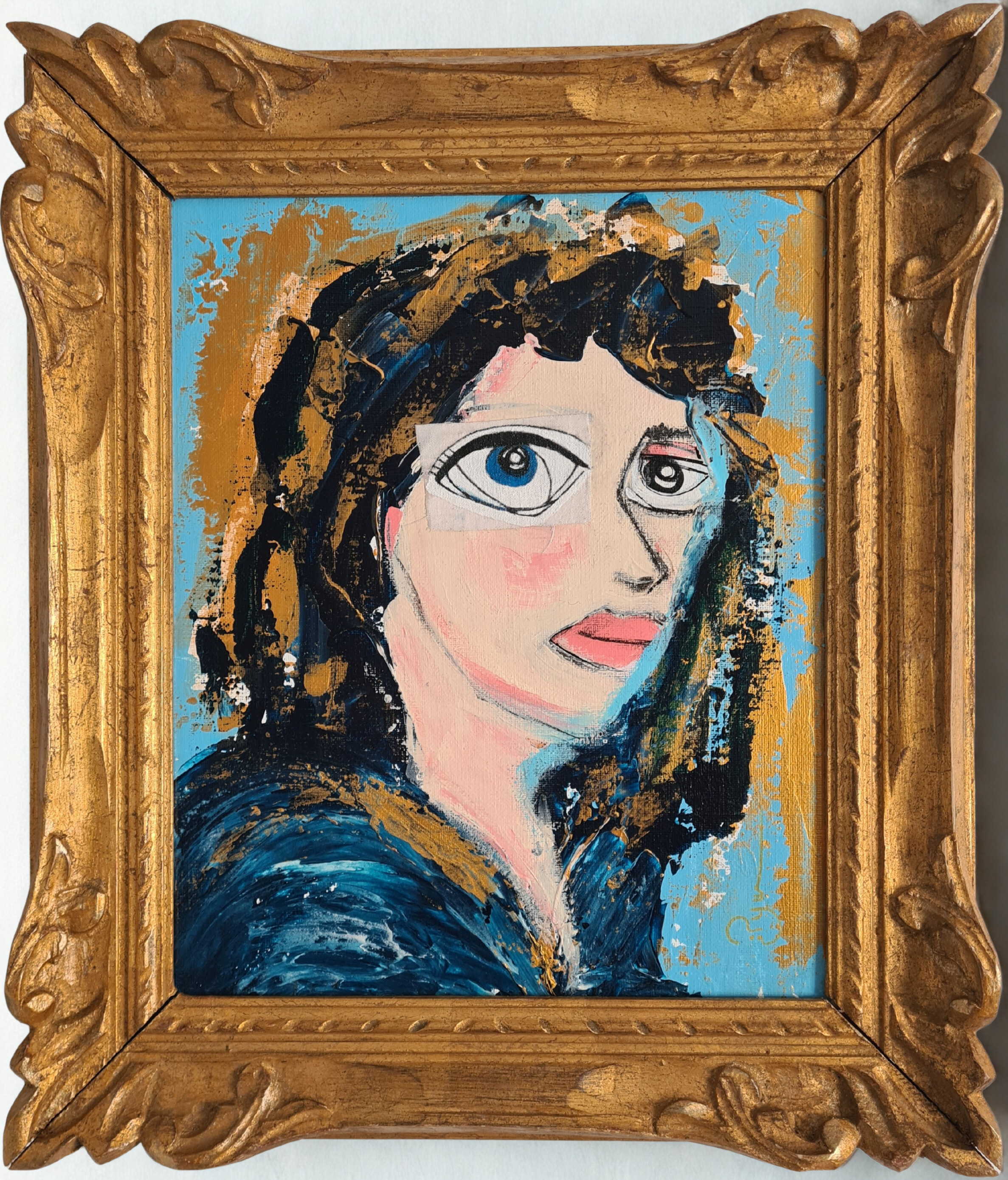 peinture contemporaine portrait d'une femme aux yeux expressifs, dont un oeil ajouté et collé sur la toile, dans un cadre baroque doré, art contemporain par PyM, artiste de Dordogne, "ANGELE"